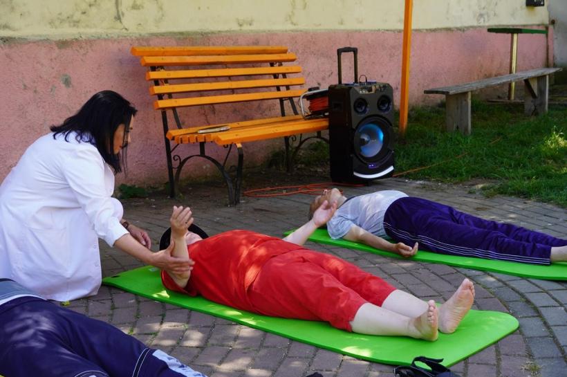 Un psiholog de la Spitalul de Psihiatrie Sibiu îmbracă ia și le cântă pacienților în timpul liber 18905295