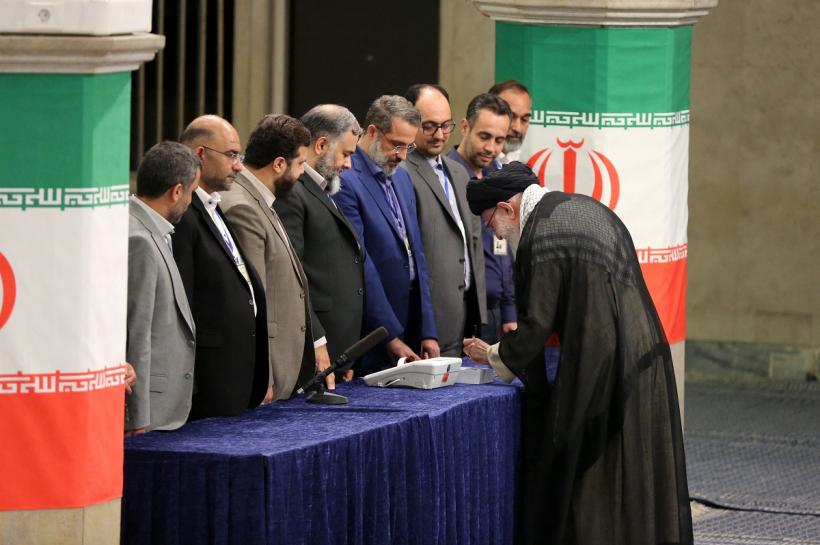 Iran: Un diplomat al liniei dure și singurul moderat, în turul doi al alegerilor prezidențiale