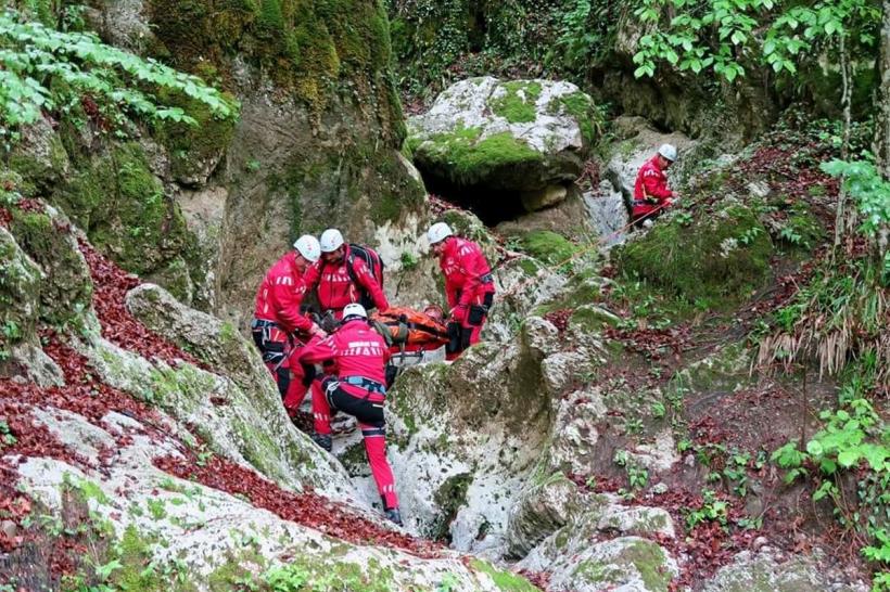 Intervenție a salvamontiștilor, după ce un turist a căzut pe scările din Canionul Tamina