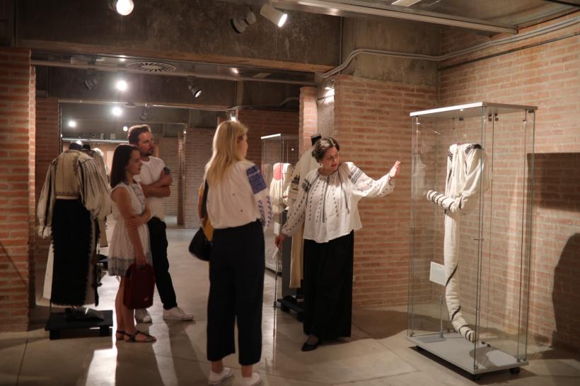Expoziția „CĂMAȘA. ELEGANȚA VEȘMÂNTULUI”, vizitată de peste 8500 de persoane la Madrid 18905688