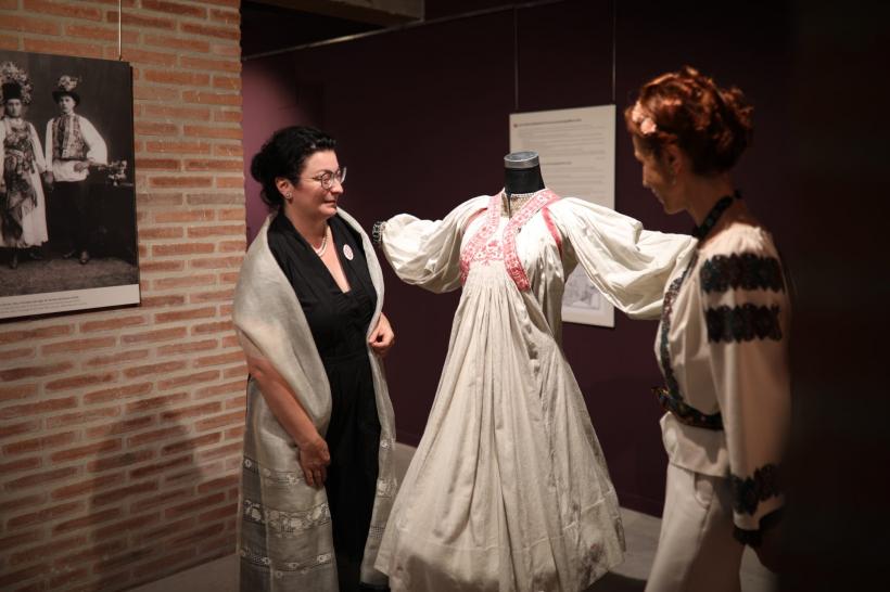 Expoziția „CĂMAȘA. ELEGANȚA VEȘMÂNTULUI”, vizitată de peste 8500 de persoane la Madrid 18905690