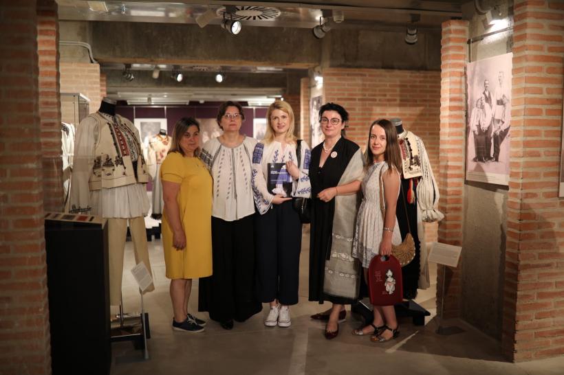Expoziția „CĂMAȘA. ELEGANȚA VEȘMÂNTULUI”, vizitată de peste 8500 de persoane la Madrid 18905692