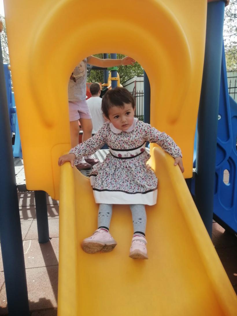 Denisa, o fetiță de 2 ani din Suceava, are nevoie de ajutor pentru a-și putea folosi mânuțele 18905898