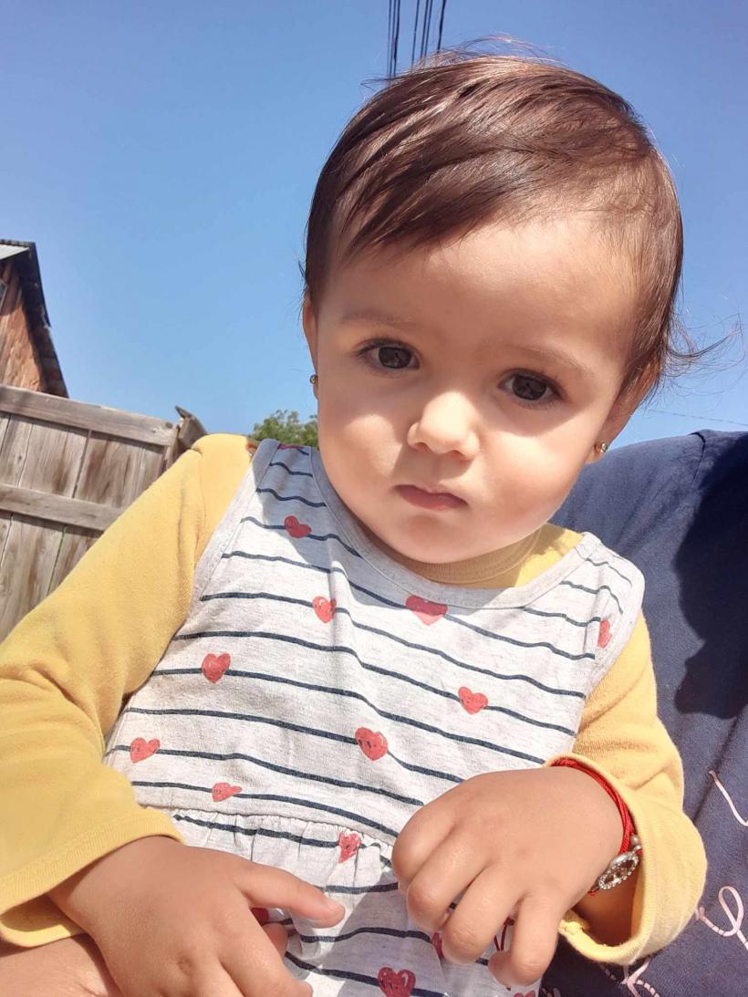 Denisa, o fetiță de 2 ani din Suceava, are nevoie de ajutor pentru a-și putea folosi mânuțele 18905899