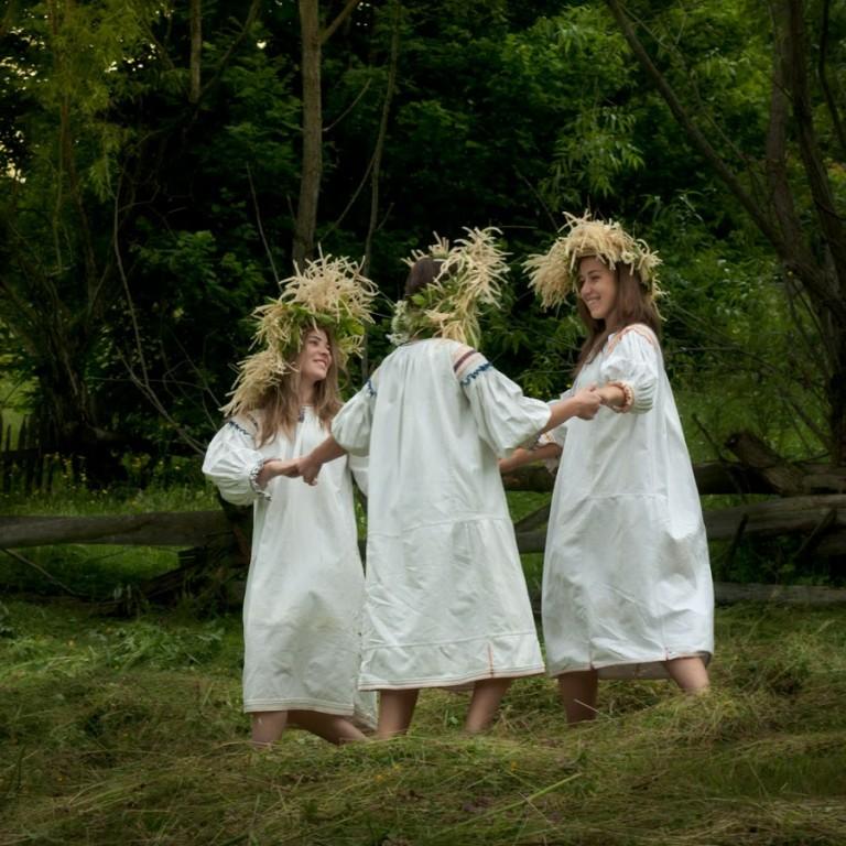 Moșii de vară și Sânzienele: misterele unor sărbători de suflet 18905949