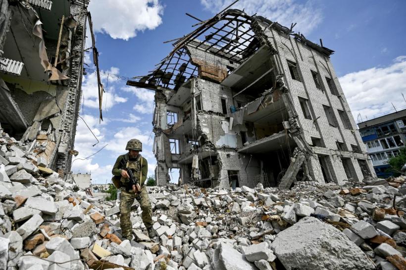 Zeci de victime în atacul aerian de la Dnipro 18906208