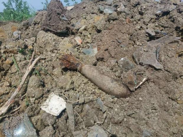Proiectil exploziv calibru 105 mm, găsit într-o localitate din Timiș