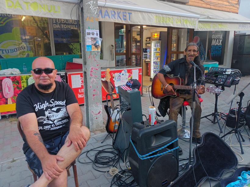 Muzicanții străzii mențin spiritul Vămii Vechi