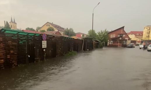 Potop la Toplița. Viiturile au inundat zeci de gospodării