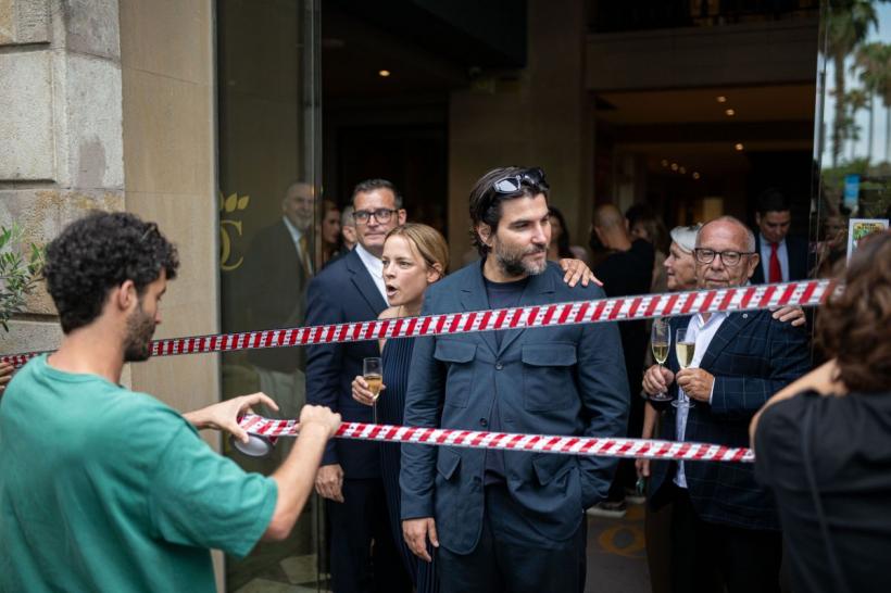 Protestatarii furioși folosesc pistoale cu apă pentru a uda turiștii străini la restaurantele din Barcelona. „Turiști, plecați acasă! Nu sunteți bineveniți!” 18906838