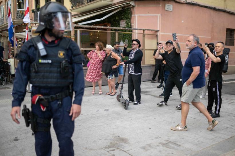 Protestatarii furioși folosesc pistoale cu apă pentru a uda turiștii străini la restaurantele din Barcelona. „Turiști, plecați acasă! Nu sunteți bineveniți!” 18906840