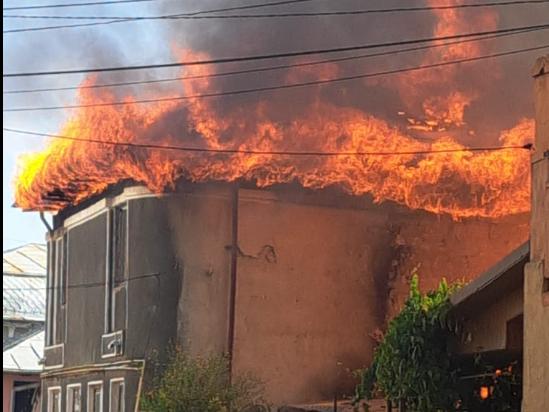 Panică la Tecuci! Un incendiu violent a cuprins mai multe clădiri: Focul se extinde cu viteză