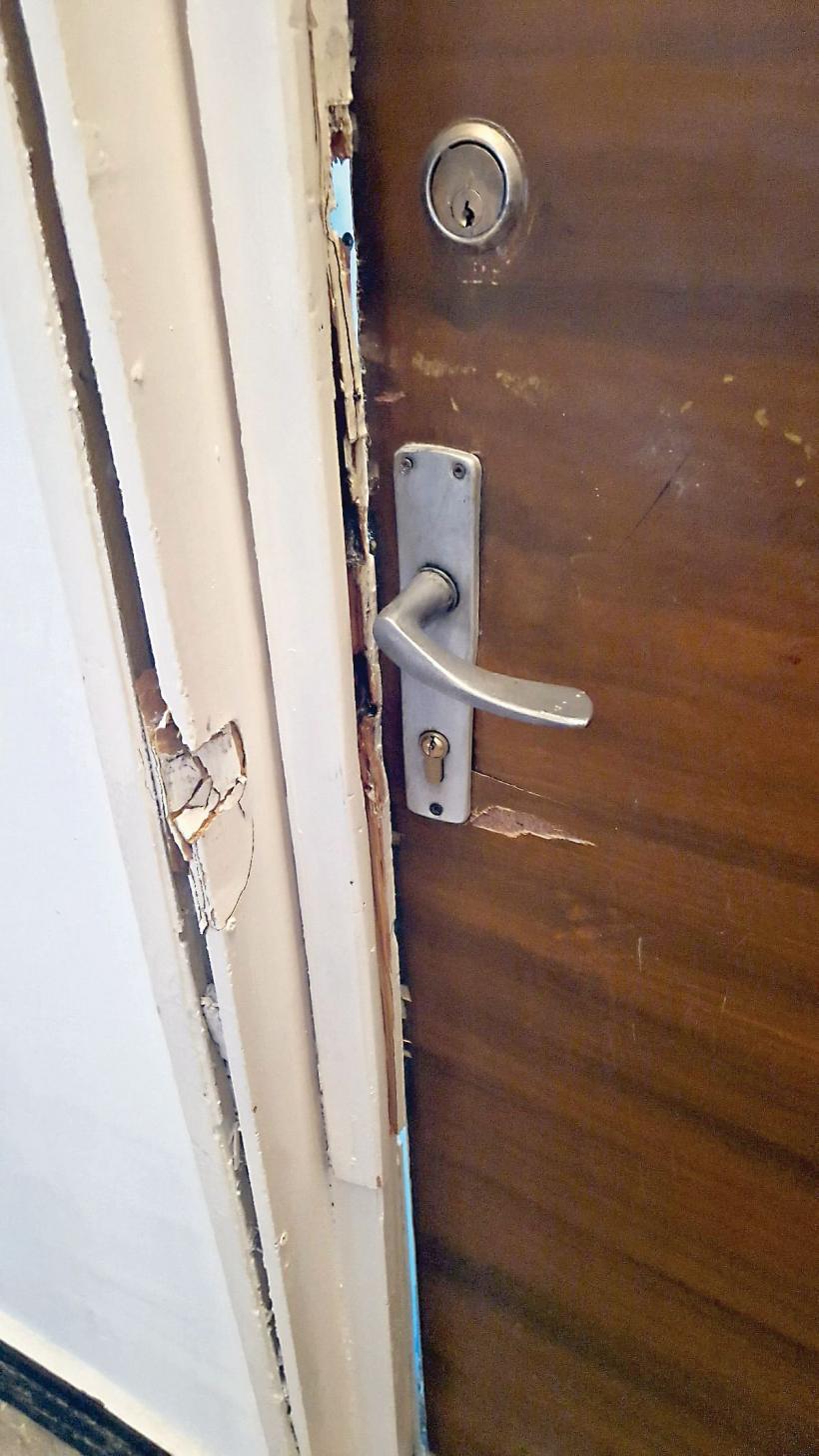 Poveștile horror s-au născut la bloc. Maria, moroii și mortul ținut zece zile în casă 18907049