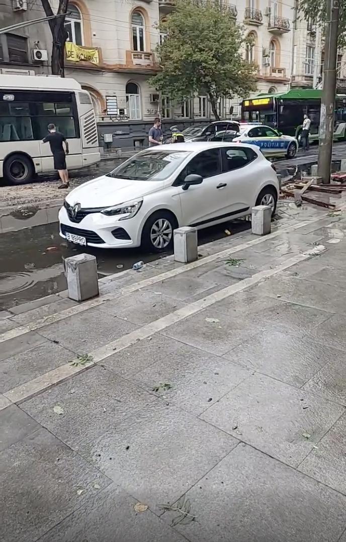 Furtună în București. Mai mulți copaci au fost doborâți. Unul a căzut pe linia de troleu 18907211