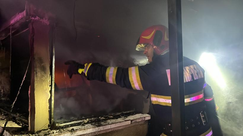 Un bărbat din Niculițel și-a dat foc la casă 18907237