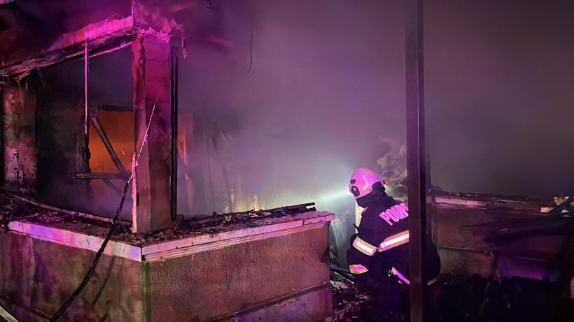 Un bărbat din Niculițel și-a dat foc la casă 18907238