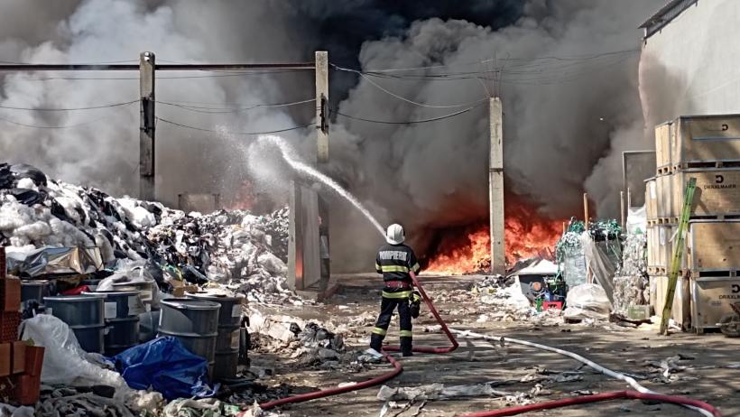 Incendiu la o hală de colectare a deșeurilor de carton în Satu Mare