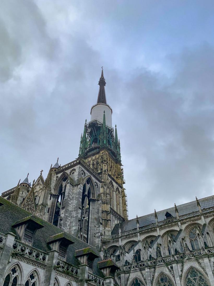 Incendiu de proporții în Franța. A luat foc turnul celebrei catedrale din Rouen