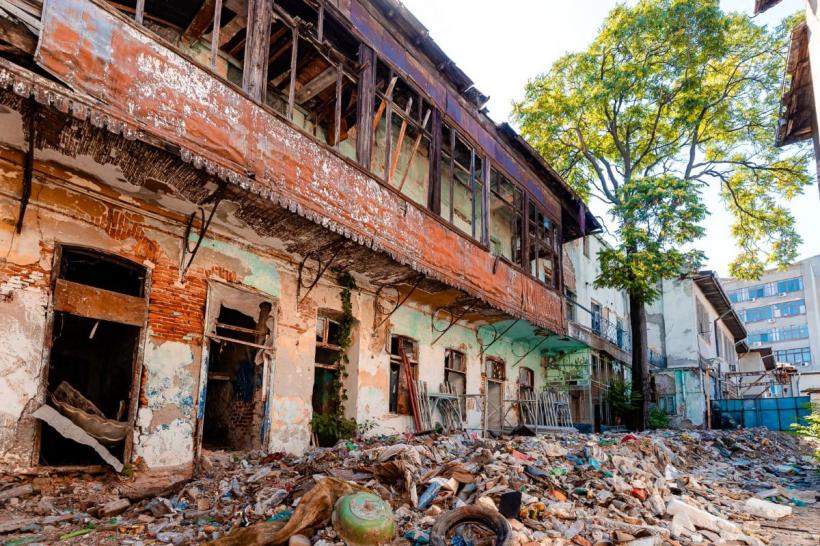 Nicușor Dan anunță scoaterea a 700 de tone de deșeuri din clădirea principală a Hanului Solacolu 18907309