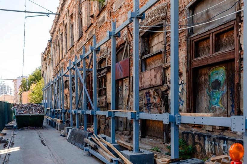 Nicușor Dan anunță scoaterea a 700 de tone de deșeuri din clădirea principală a Hanului Solacolu 18907310