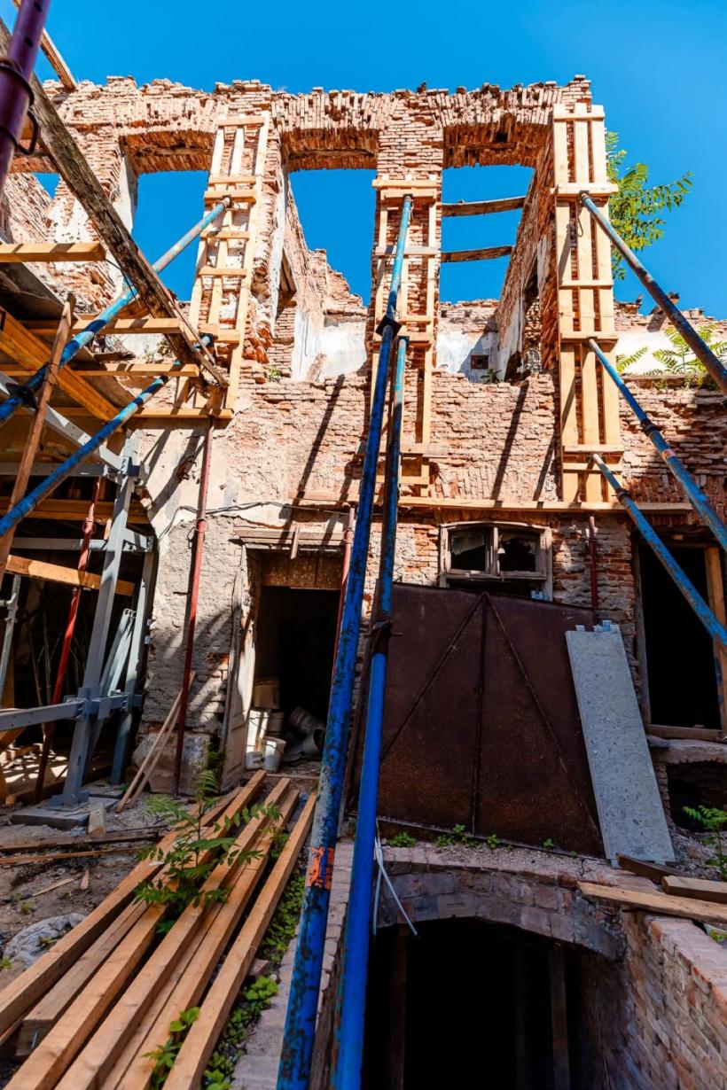 Nicușor Dan anunță scoaterea a 700 de tone de deșeuri din clădirea principală a Hanului Solacolu 18907311