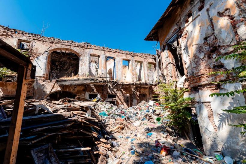 Nicușor Dan anunță scoaterea a 700 de tone de deșeuri din clădirea principală a Hanului Solacolu 18907312