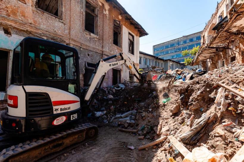 Nicușor Dan anunță scoaterea a 700 de tone de deșeuri din clădirea principală a Hanului Solacolu 18907313