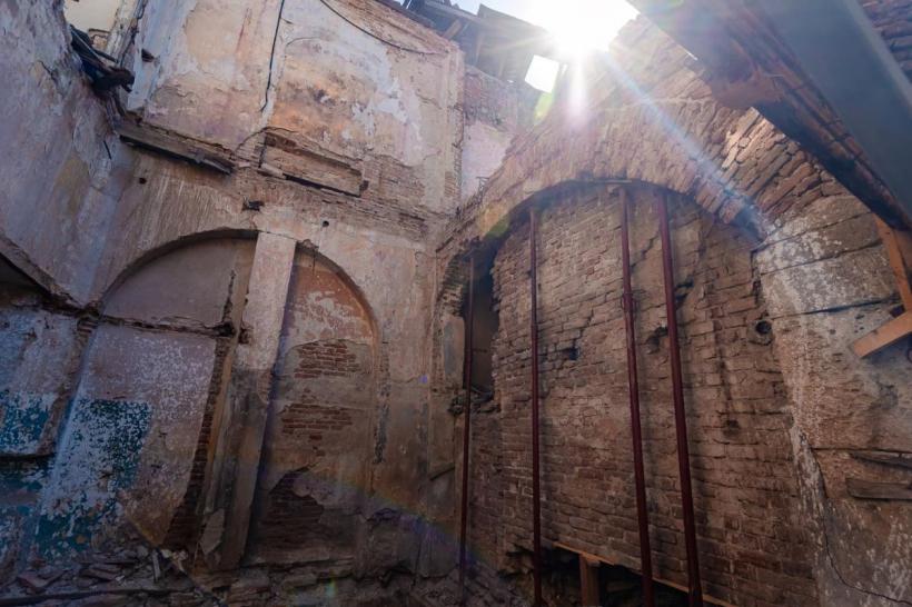 Nicușor Dan anunță scoaterea a 700 de tone de deșeuri din clădirea principală a Hanului Solacolu 18907314