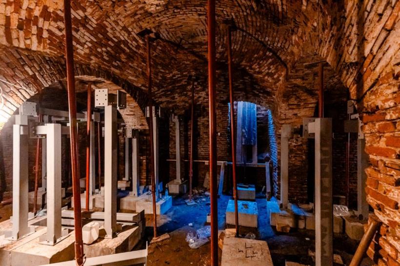 Nicușor Dan anunță scoaterea a 700 de tone de deșeuri din clădirea principală a Hanului Solacolu 18907315