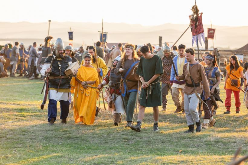 Întoarcerea la daci și romani: Excursii în Evul Mediu și în Antichitate 18907365