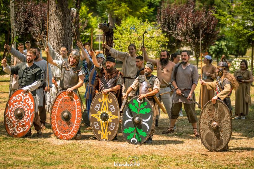 Întoarcerea la daci și romani: Excursii în Evul Mediu și în Antichitate 18907369