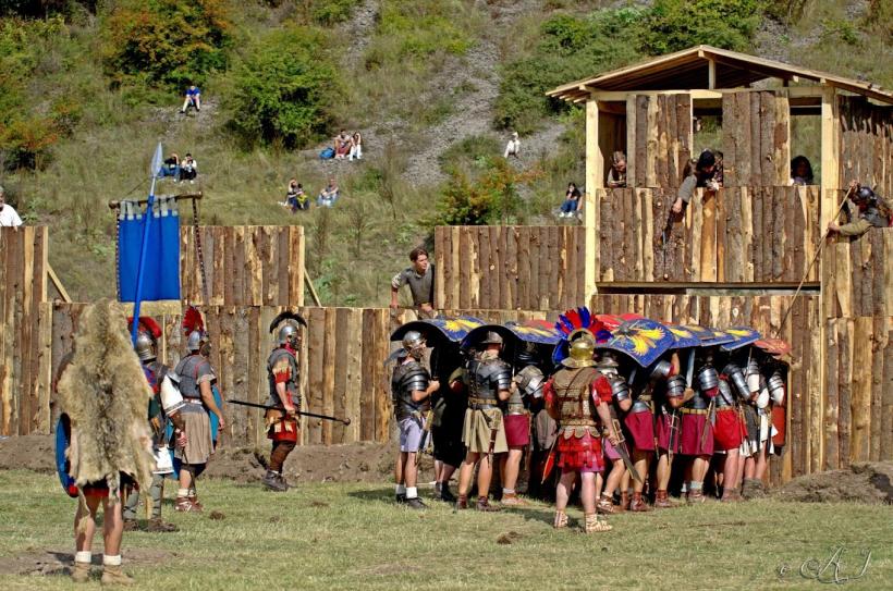 Întoarcerea la daci și romani: Excursii în Evul Mediu și în Antichitate 18907370