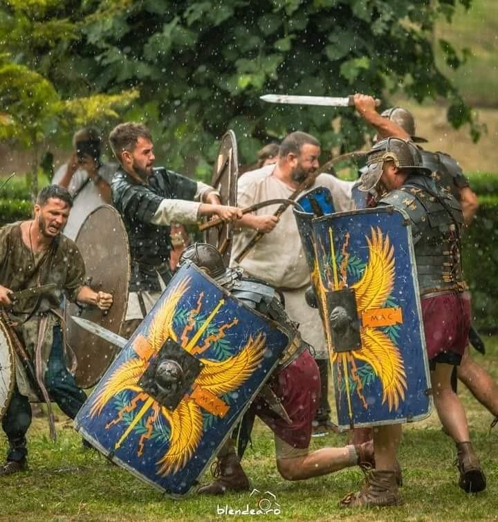 Întoarcerea la daci și romani: Excursii în Evul Mediu și în Antichitate 18907371