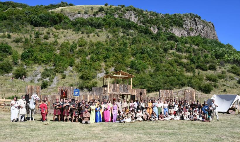 Întoarcerea la daci și romani: Excursii în Evul Mediu și în Antichitate 18907373