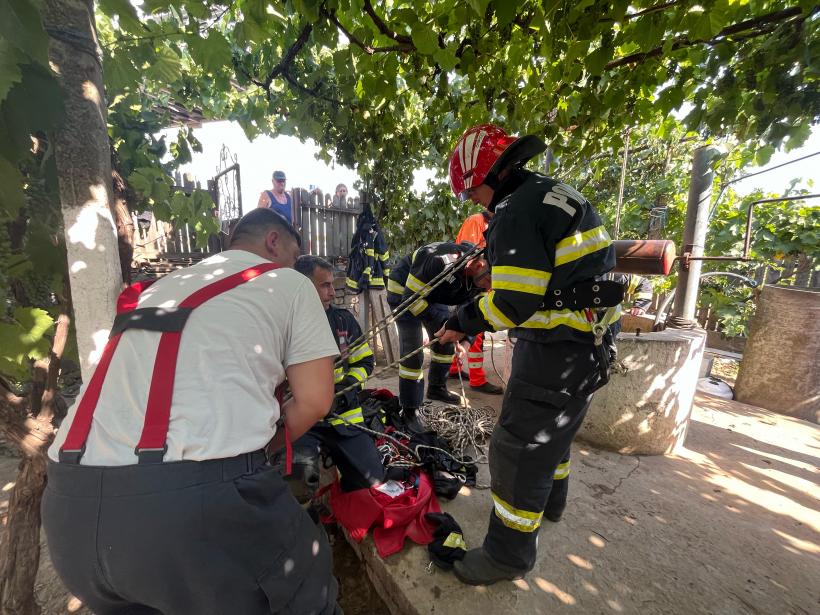 Tulcea. Un bărbat a supraviețuit după ce a căzut într-o fântână adâncă de 30 de metri 18907635