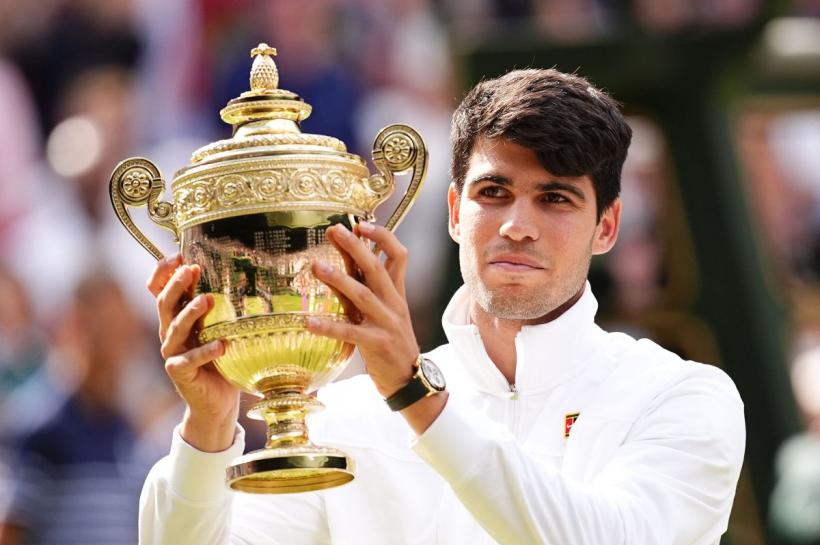 Carlos Alcaraz face istorie la Wimbledon și îl învinge din nou pe Djokovic în finală