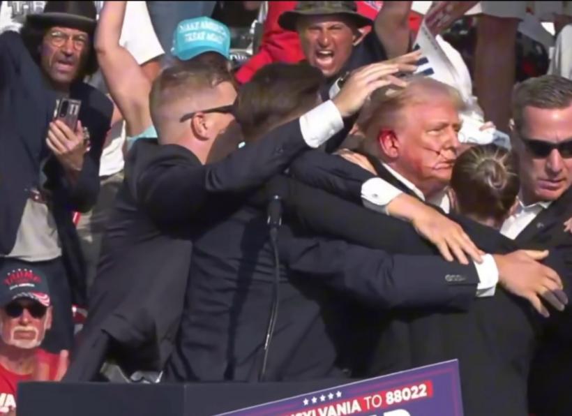 Donald Trump, rănit la un miting din Pennsylvania după un atac armat. „Am simțit că glonțul mi-a trecut prin piele, a curs mult sânge”. Un participant la miting a fost ucis de împușcături 18907638