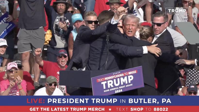 Donald Trump, rănit la un miting din Pennsylvania după un atac armat. „Am simțit că glonțul mi-a trecut prin piele, a curs mult sânge”. Un participant la miting a fost ucis de împușcături 18907640