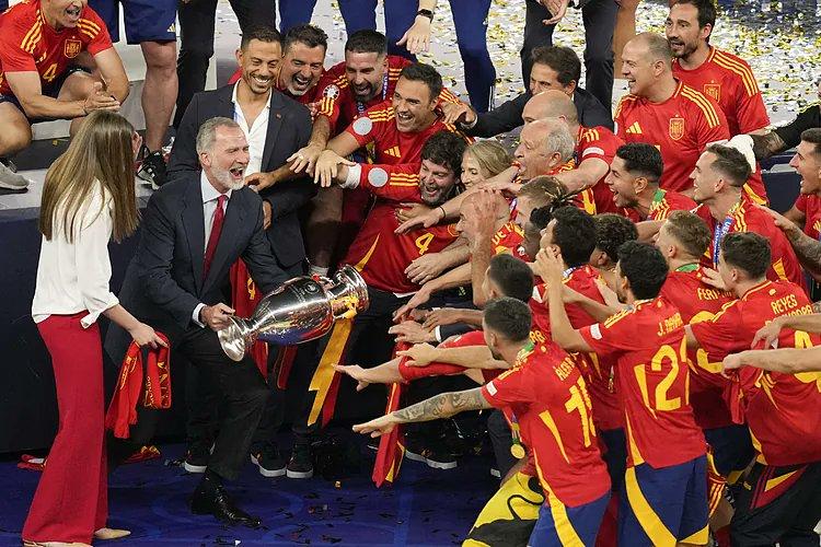 Fiesta! Spania, primire regală a campionilor Euro 2024: Regele Felipe al VI-lea și mii de cetățeni i-au felicitat pe sportivi