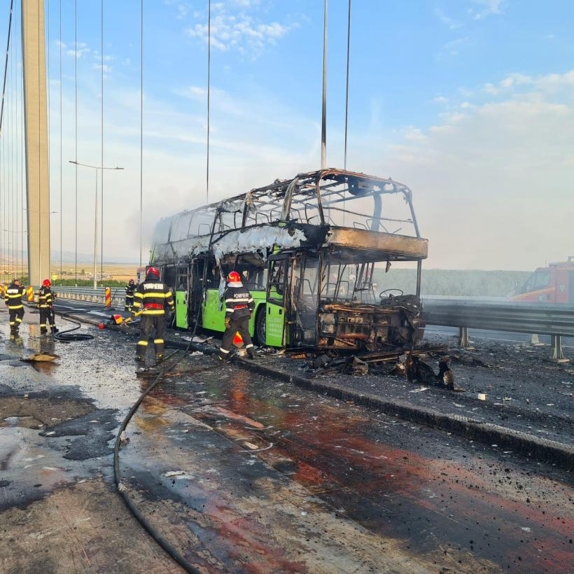 Un autocar plin cu ucraineni a luat foc pe podul Brăila-Tulcea