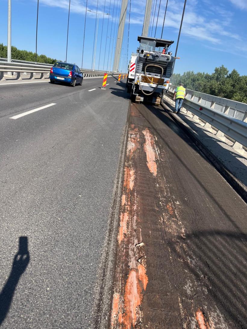 Au început lucrările de refacere a asfaltului pe Podul Brăilei 18907995