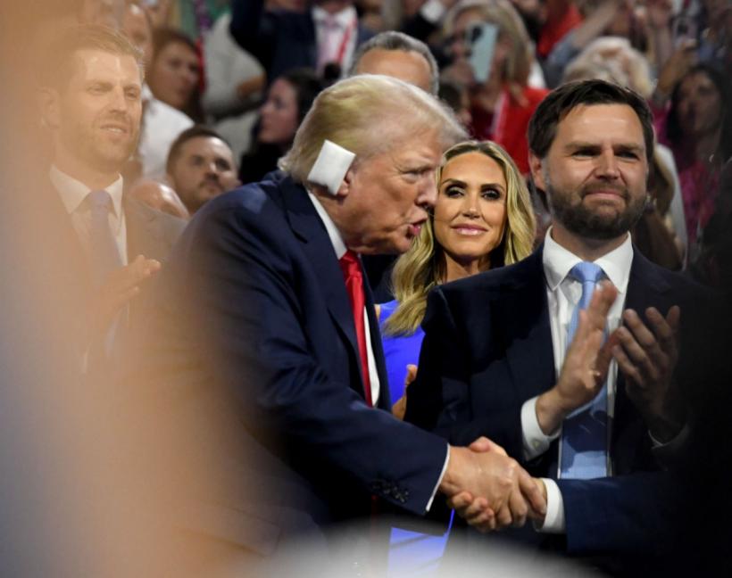 Trump, intrare triumfala cu urechea bandajată la Convenția republicană