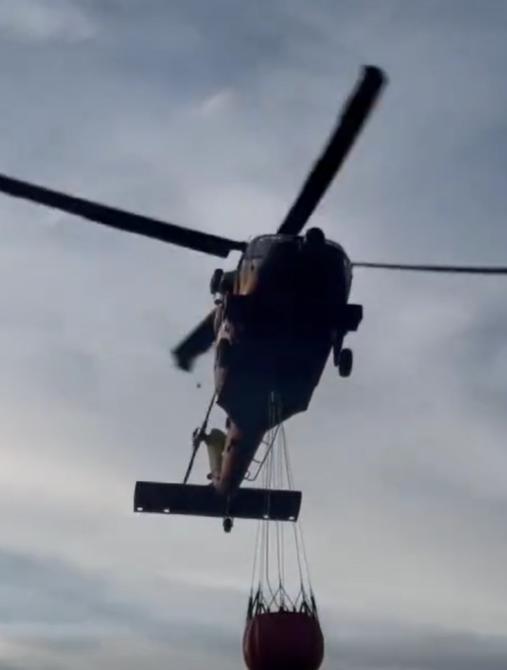 Incendiu uriaș în Munții Făgăraș: Un elicopter Black Hawk, zeci de pompieri și vehicule offroad luptă cu flăcările  18908297