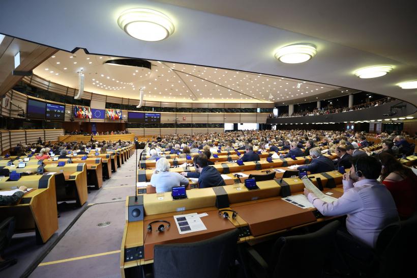 Majoritatea eurodeputaților vor continuarea sprijinului pentru Ucraina