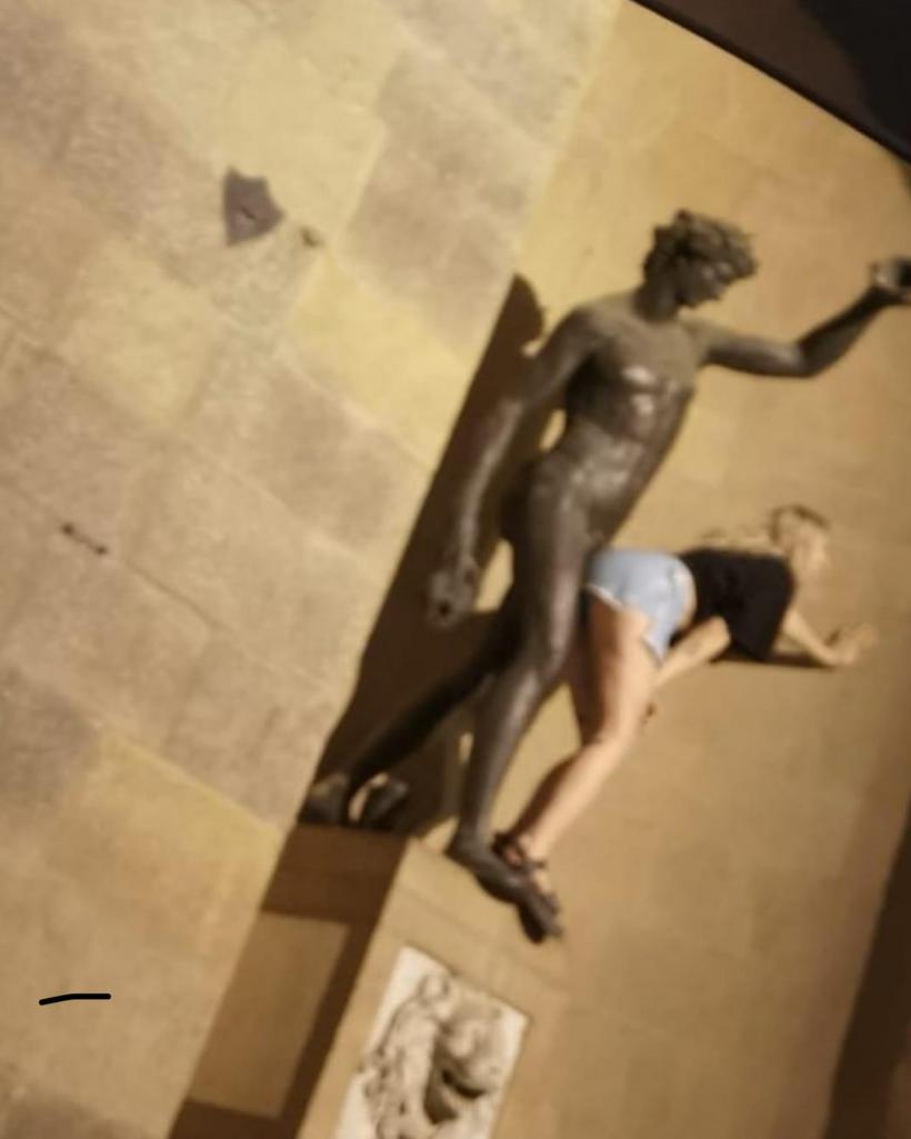 Scandal la Florența: O turistă a mimat un act sexual cu statuia lui Bacchus  18908284