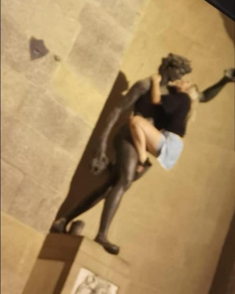 Scandal la Florența: O turistă a mimat un act sexual cu statuia lui Bacchus  18908285