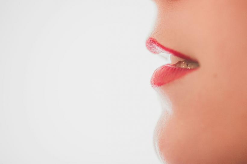 Exerciții faciale: O alternativă naturală la acidul hialuronic pentru mărirea buzelor