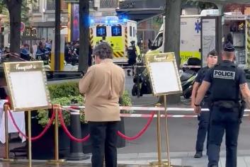 Un poliţist a fost înjunghiat de un individ dat afară din magazinul Louis Vuitton, la Paris 18908457