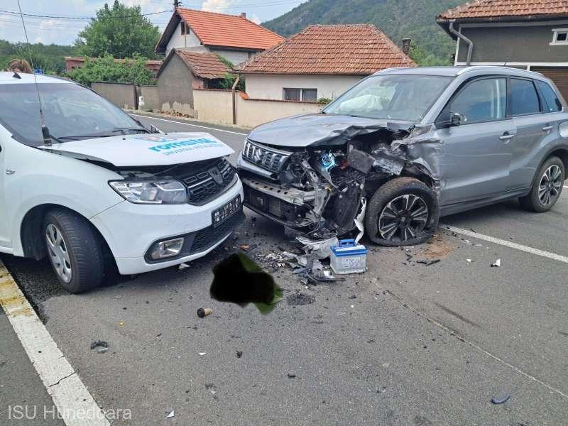 Accident pe DN 66, în localitatea hunedoreană Ohaba de sub Piatră. Trei maşini implicate; un bărbat rănit grav