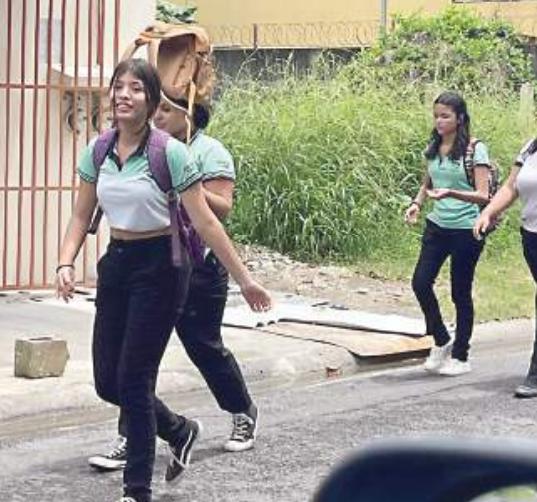 Plăcerea uniformei școlare 18908464